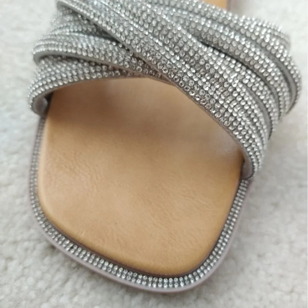 NWOB STEVE MADDEN Vanilly Crystal Diamond Slide Sandals Rhinestone Flop Flops